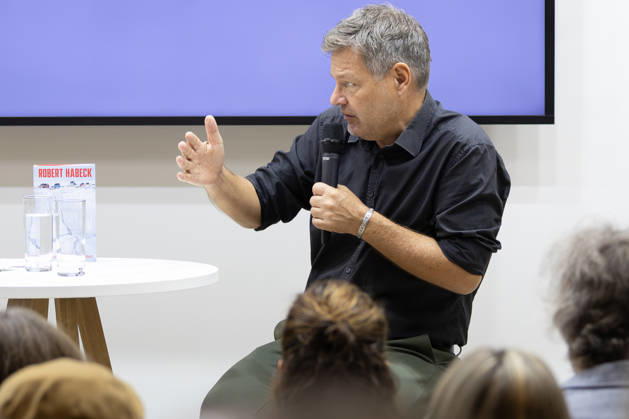 Robert Habeck auf der Frankfurter Buchmesse 2026 08.10.2026: Der ehemalige Bundeswirtschaftsminister und Vizekanzler Robert Habeck (Bündnis 90 Die Grünen) stellt am Donnerstag auf der Bühne der ZEIT im Rahmen der Frankfurter Buchmesse 2026 sein Buch Arctic Meltdown vor. Im Gespräch mit einer Moderatorin spricht Habeck vor Publikum über seine Veröffentlichung. Das Werk steht auf dem Tisch zwischen ihm und der Moderatorin. Frankfurt am Main Messe Hessen Deutschland