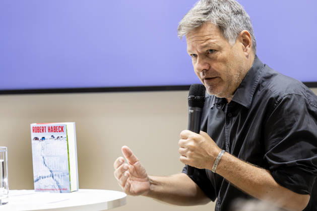 Robert Habeck auf der Frankfurter Buchmesse 2026 08.10.2026: Der ehemalige Bundeswirtschaftsminister und Vizekanzler Robert Habeck (Bündnis 90 Die Grünen) stellt am Donnerstag auf der Bühne der ZEIT im Rahmen der Frankfurter Buchmesse 2026 sein Buch Arctic Meltdown vor. Im Gespräch mit einer Moderatorin spricht Habeck vor Publikum über seine Veröffentlichung. Das Werk steht auf dem Tisch zwischen ihm und der Moderatorin. Frankfurt am Main Messe Hessen Deutschland