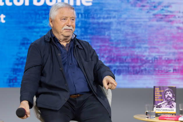 Buchmesse Frankfurt 2026 Wolf Biermann präsentiert auf der Literaturbühne von ARD, ZDF und 3sat sein Buch Ihr löscht das Feuer mit Benzin ., Frankfurt am Main Hessen Deutschland Messegelände