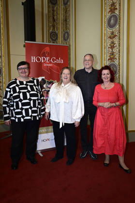 Lea Ackermann, Kathy Kelly, Stefan Hippler und Viola Klein beim Pressegespräch und Präsentation des 16. HOPE-Award zur 18. Hope Gala 2026 im Schauspielhaus Dresden. Dresden, 08.10.2026