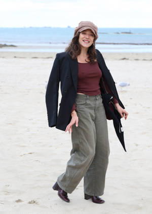 Zoe Adjani on the beach during the 37th Dinard British and Irish Film Festival in Dinard, France, on October 8, 2026. Denis Guignebourg, Bestimage. 37th Dinard British and Irish Film Festival on October 8, 2026, in Dinard, France. Dinard, France Copyright: xDenisxGuignebourgx xBestimagexDenisxGuignebourgx xBestimagex