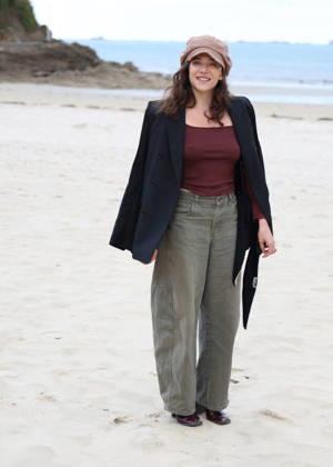 Zoe Adjani on the beach during the 37th Dinard British and Irish Film Festival in Dinard, France, on October 8, 2026. Denis Guignebourg, Bestimage. 37th Dinard British and Irish Film Festival on October 8, 2026, in Dinard, France. Dinard, France Copyright: xDenisxGuignebourgx xBestimagexDenisxGuignebourgx xBestimagex