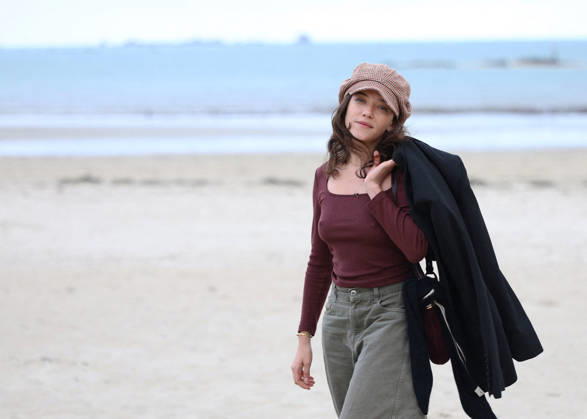 Zoe Adjani on the beach during the 37th Dinard British and Irish Film Festival in Dinard, France, on October 8, 2026. Denis Guignebourg, Bestimage. 37th Dinard British and Irish Film Festival on October 8, 2026, in Dinard, France. Dinard, France Copyright: xDenisxGuignebourgx xBestimagexDenisxGuignebourgx xBestimagex