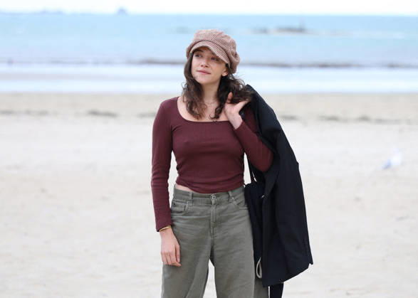 Zoe Adjani on the beach during the 37th Dinard British and Irish Film Festival in Dinard, France, on October 8, 2026. Denis Guignebourg, Bestimage. 37th Dinard British and Irish Film Festival on October 8, 2026, in Dinard, France. Dinard, France Copyright: xDenisxGuignebourgx xBestimagexDenisxGuignebourgx xBestimagex