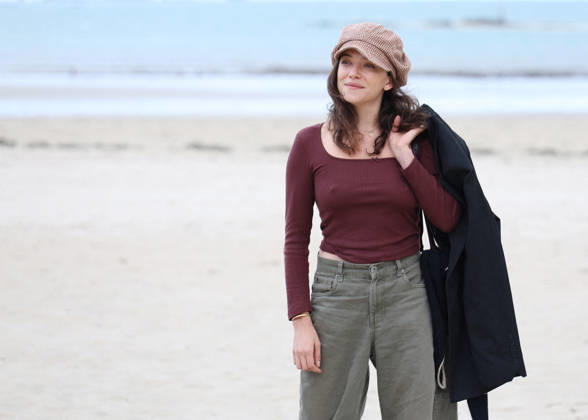 Zoe Adjani on the beach during the 37th Dinard British and Irish Film Festival in Dinard, France, on October 8, 2026. Denis Guignebourg, Bestimage. 37th Dinard British and Irish Film Festival on October 8, 2026, in Dinard, France. Dinard, France Copyright: xDenisxGuignebourgx xBestimagexDenisxGuignebourgx xBestimagex