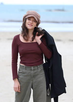 Zoe Adjani on the beach during the 37th Dinard British and Irish Film Festival in Dinard, France, on October 8, 2026. Denis Guignebourg, Bestimage. 37th Dinard British and Irish Film Festival on October 8, 2026, in Dinard, France. Dinard, France Copyright: xDenisxGuignebourgx xBestimagexDenisxGuignebourgx xBestimagex