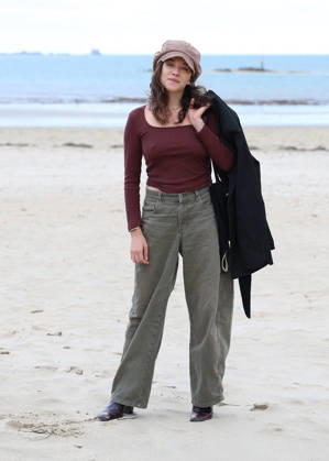 Zoe Adjani on the beach during the 37th Dinard British and Irish Film Festival in Dinard, France, on October 8, 2026. Denis Guignebourg, Bestimage. 37th Dinard British and Irish Film Festival on October 8, 2026, in Dinard, France. Dinard, France Copyright: xDenisxGuignebourgx xBestimagexDenisxGuignebourgx xBestimagex