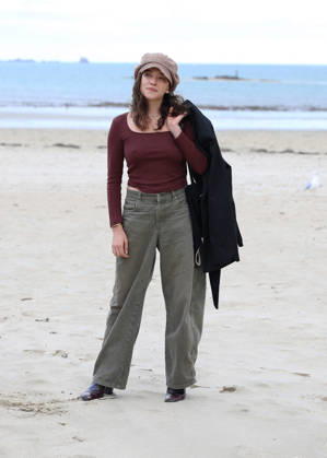 Zoe Adjani on the beach during the 37th Dinard British and Irish Film Festival in Dinard, France, on October 8, 2026. Denis Guignebourg, Bestimage. 37th Dinard British and Irish Film Festival on October 8, 2026, in Dinard, France. Dinard, France Copyright: xDenisxGuignebourgx xBestimagexDenisxGuignebourgx xBestimagex