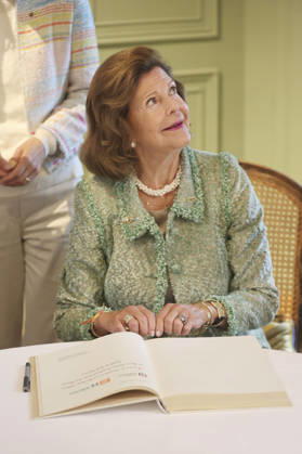 Königin Silvia von Schweden beim Eintrag ins Goldene Buch der Stadt Konstanz zum Jubiläum der Mentor-Stiftung auf der Insel Mainau. Mainau, 08.10.2026