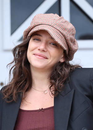 Zoe Adjani at the unveiling of Amira Casar’s beach hut on Dinard Beach during the 37th Dinard British and Irish Film Festival, France, on October 8, 2026. Denis Guignebourg, Bestimage. 37th Dinard British Irish Film Festival on October 8, 2026, in Dinard, France. Dinard, France  Copyright: xDenisxGuignebourgx xBestimagexDenisxGuignebourgx xBestimagex