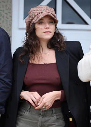 Zoe Adjani at the unveiling of Amira Casar’s beach hut on Dinard Beach during the 37th Dinard British and Irish Film Festival, France, on October 8, 2026. Denis Guignebourg, Bestimage. 37th Dinard British Irish Film Festival on October 8, 2026, in Dinard, France. Dinard, France  Copyright: xDenisxGuignebourgx xBestimagexDenisxGuignebourgx xBestimagex