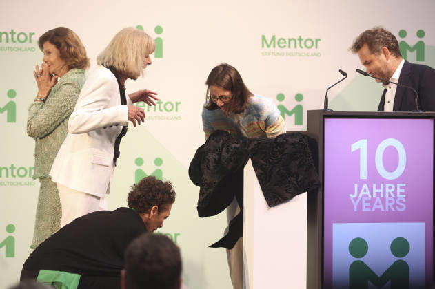 Königin Silvia von Schweden, Sybille Perez, Monika Brandt, Bettina Gräfin Bernadotte und Moritz Ritter bei der Verleihung vom Mentor-Zukunftspreis beim Jubiläum der Mentor-Stiftung auf der Insel Mainau. Mainau, 08.10.2026