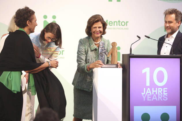 Sybille Perez, Monika Brandt, Bettina Gräfin Bernadotte, Königin Silvia von Schweden und Moritz Ritter bei der Verleihung vom Mentor-Zukunftspreis beim Jubiläum der Mentor-Stiftung auf der Insel Mainau. Mainau, 08.10.2026