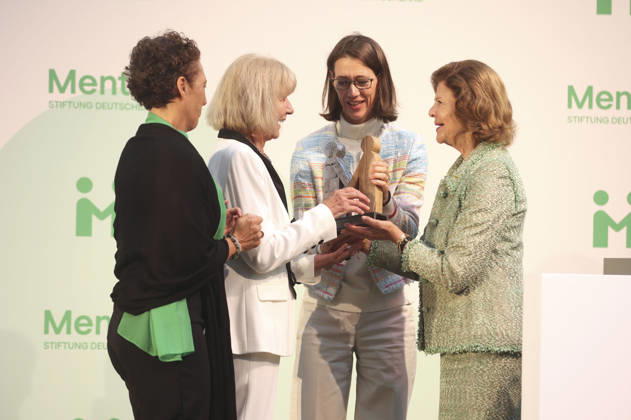 Sybille Perez, Monika Brandt, Bettina Gräfin Bernadotte und Königin Silvia von Schweden bei der Verleihung vom Mentor-Zukunftspreis beim Jubiläum der Mentor-Stiftung auf der Insel Mainau. Mainau, 08.10.2026
