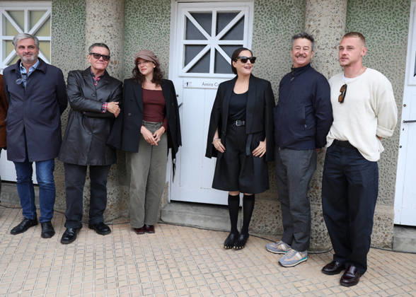 Ben Hardy, Zoe Adjani, Stephen Wooley, Amira Casar, and Thibault de Montalembert at the unveiling of Amira Casar’s beach hut on Dinard Beach during the 37th Dinard British and Irish Film Festival, France, on October 8, 2026. Denis Guignebourg, Bestimage. 37th Dinard British Irish Film Festival on October 8, 2026, in Dinard, France. Dinard, France Copyright: xDenisxGuignebourgx xBestimagexDenisxGuignebourgx xBestimagex