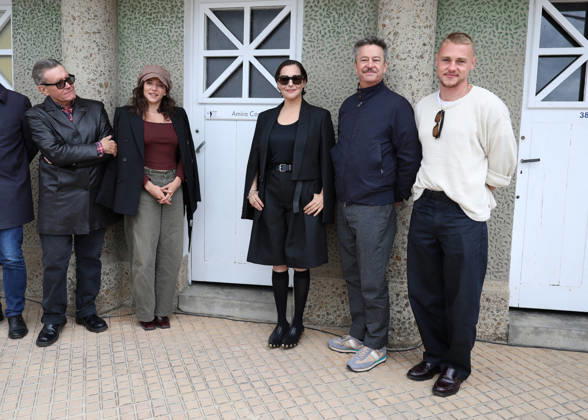 Ben Hardy, Zoe Adjani, Stephen Wooley, Amira Casar, and Thibault de Montalembert at the unveiling of Amira Casar’s beach hut on Dinard Beach during the 37th Dinard British and Irish Film Festival, France, on October 8, 2026. Denis Guignebourg, Bestimage. 37th Dinard British Irish Film Festival on October 8, 2026, in Dinard, France. Dinard, France Copyright: xDenisxGuignebourgx xBestimagexDenisxGuignebourgx xBestimagex