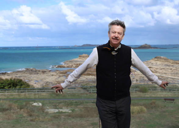 Thibault de Montalembert poses at the Emeria Hotel during the 37th Dinard British and Irish Film Festival, France, on October 8, 2026. Denis Guignebourg, Bestimage. 37th Dinard British Irish Film Festival on October 8, 2026, in Dinard, France. Dinard, France Copyright: xDenisxGuignebourgx xBestimagexDenisxGuignebourgx xBestimagex