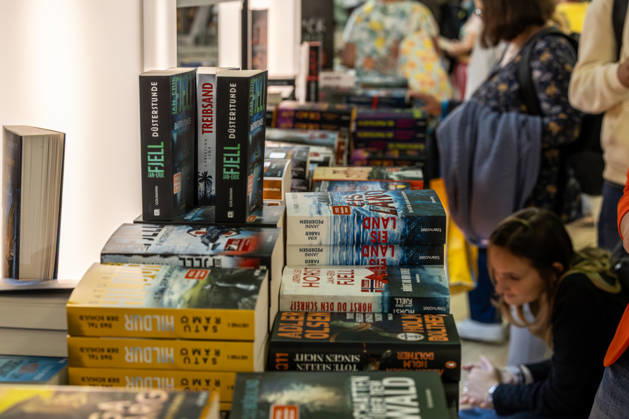 Frankfurter Buchmesse 2026 08.10.2026: Bücher und Besucher auf der Frankfurter Buchmesse 2026 am Donnerstag, dem zweiten Messetag. Besucherinnen und Besucher stöbern an den Messeständen der Verlage, entdecken aktuelle Neuerscheinungen und informieren sich über das vielfältige Buchangebot. Die Aufnahmen zeigen ausgestellte Bücher, Präsentationsflächen und Messegäste bei der Auswahl und Begutachtung von Literatur. Frankfurt am Main Messe Hessen Deutschland