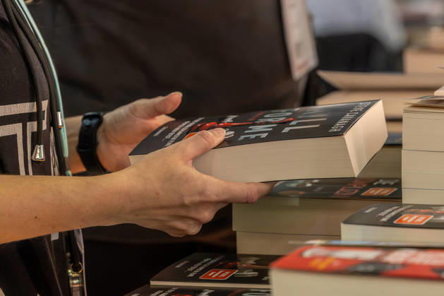 Frankfurter Buchmesse 2026 08.10.2026: Besucherin hält Buch in der Hand und sieht auf das Cover. Bücher und Besucher auf der Frankfurter Buchmesse 2026 am Donnerstag, dem zweiten Messetag. Besucherinnen und Besucher stöbern an den Messeständen der Verlage, entdecken aktuelle Neuerscheinungen und informieren sich über das vielfältige Buchangebot. Die Aufnahmen zeigen ausgestellte Bücher, Präsentationsflächen und Messegäste bei der Auswahl und Begutachtung von Literatur. Frankfurt am Main Messe Hessen Deutschland