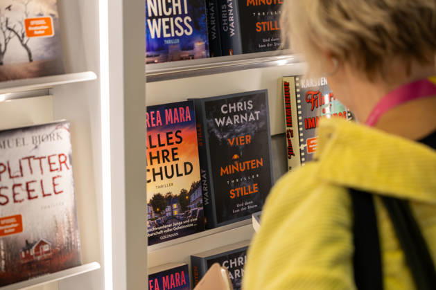 Frankfurter Buchmesse 2026 08.10.2026: ine Besucherin betrachtet die ausgestellten Bücher an einem Verlagsstand auf der Frankfurter Buchmesse 2026. Bücher und Besucher auf der Frankfurter Buchmesse 2026 am Donnerstag, dem zweiten Messetag. Besucherinnen und Besucher stöbern an den Messeständen der Verlage, entdecken aktuelle Neuerscheinungen und informieren sich über das vielfältige Buchangebot. Die Aufnahmen zeigen ausgestellte Bücher, Präsentationsflächen und Messegäste bei der Auswahl und Begutachtung von Literatur. Frankfurt am Main Messe Hessen Deutschland
