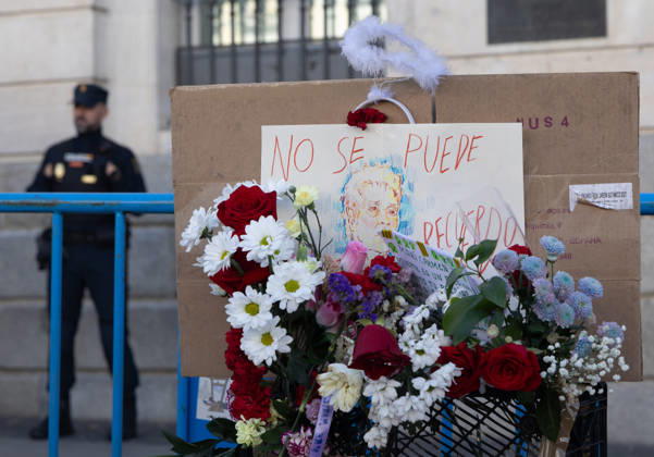 Protesters at Sol Square Stand by Their Demands for Affordable Housing Flowers and candles in tribute to Maricarmen Abascal during the housing protest at Puerta del Sol on October 8, 2026, in Madrid, Spain. The encampment at Sol has spilled over into the square, and the protesters are maintaining their demands against evictions and exorbitant rents. The Official State Gazette (BOE) published yesterday, October 7, the new version of the housing and rent decrees that the Council of Ministers had approved the previous day OCTOBER 8, 2026, Madrid, Spain Copyright: xEduardoxParrax 7829173