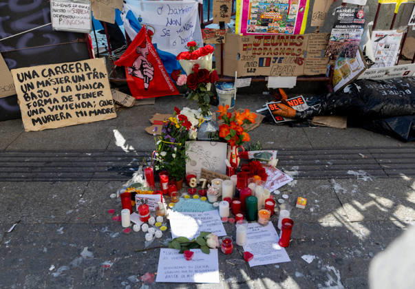 Protesters at Sol Square Stand by Their Demands for Affordable Housing Flowers and candles in tribute to Maricarmen Abascal during the housing protest at Puerta del Sol on October 8, 2026, in Madrid, Spain. The encampment at Sol has spilled over into the square, and the protesters are maintaining their demands against evictions and exorbitant rents. The Official State Gazette (BOE) published yesterday, October 7, the new version of the housing and rent decrees that the Council of Ministers had approved the previous day OCTOBER 8, 2026, Madrid, Spain Copyright: xEduardoxParrax 7829174