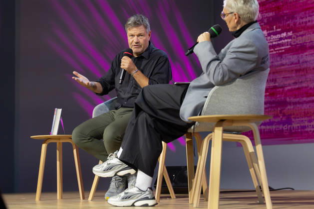 Buchmesse Frankfurt 2026 Robert Habeck stellt auf der Literaturbühne von ARD, ZDF und 3sat sein neues Buch Arctic Meltdown vor. Rechts im Vordergrund Moderatorin Bärbel Schäfer., Frankfurt am Main Hessen Deutschland Messegelände