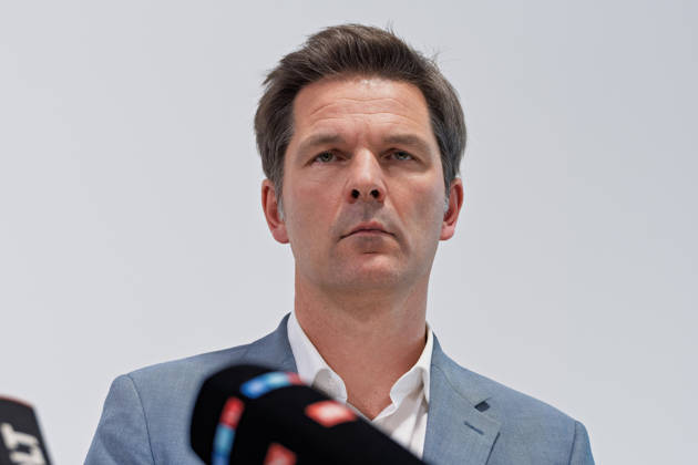 Berlin, 08.10.2026: Steffen Krach (SPD) steht beim gemeinsamen Pressestatement von Die Linke Berlin, Bündnis 90 Die Grünen Berlin und SPD Berlin nach Abschluss der Vorgespräche im Foyer des Hauses der Statistik hinter den Mikrofonen der Medien. Pressestatement von Linke, Grünen und SPD in Berlin