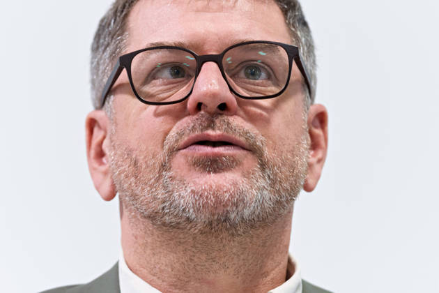 Berlin, 08.10.2026: Werner Graf (Bündnis 90 Die Grünen) spricht beim gemeinsamen Pressestatement von Die Linke Berlin, Bündnis 90 Die Grünen Berlin und SPD Berlin nach Abschluss der Vorgespräche im Foyer des Hauses der Statistik. Pressestatement von Linke, Grünen und SPD in Berlin