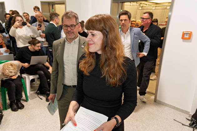 Berlin, 08.10.2026: Kerstin Wolter-Ehling (Die Linke, vorn), Werner Graf (Bündnis 90 Die Grünen, l.) und Steffen Krach (SPD, hinten M.) gehen nach Abschluss der Vorgespräche von Die Linke Berlin, Bündnis 90 Die Grünen Berlin und SPD Berlin an wartenden Journalisten vorbei zum gemeinsamen Pressestatement im Foyer des Hauses der Statistik. Pressestatement von Linke, Grünen und SPD in Berlin
