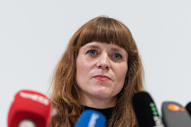 Berlin, 08.10.2026: Kerstin Wolter-Ehling (Die Linke) steht beim gemeinsamen Pressestatement von Die Linke Berlin, Bündnis 90 Die Grünen Berlin und SPD Berlin nach Abschluss der Vorgespräche im Foyer des Hauses der Statistik hinter den Mikrofonen der Medien. Pressestatement von Linke, Grünen und SPD in Berlin