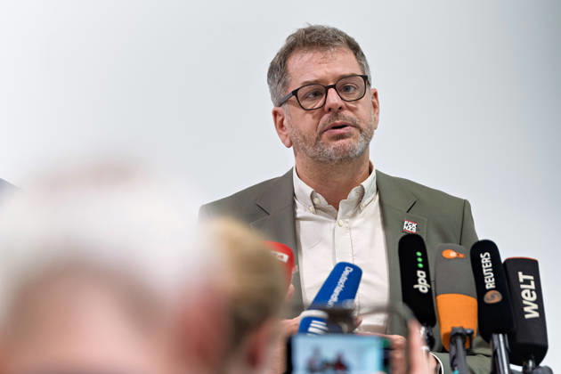 Berlin, 08.10.2026: Werner Graf (Bündnis 90 Die Grünen) spricht beim gemeinsamen Pressestatement von Die Linke Berlin, Bündnis 90 Die Grünen Berlin und SPD Berlin nach Abschluss der Vorgespräche im Foyer des Hauses der Statistik in die Mikrofone der Medien, im Vordergrund Medienvertreter. Pressestatement von Linke, Grünen und SPD in Berlin