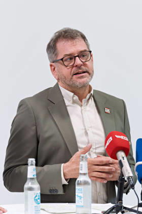 Berlin, 08.10.2026: Werner Graf (Bündnis 90 Die Grünen) spricht und gestikuliert beim gemeinsamen Pressestatement von Die Linke Berlin, Bündnis 90 Die Grünen Berlin und SPD Berlin nach Abschluss der Vorgespräche im Foyer des Hauses der Statistik. Pressestatement von Linke, Grünen und SPD in Berlin