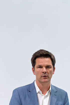 Berlin, 08.10.2026: Steffen Krach (SPD) spricht beim gemeinsamen Pressestatement von Die Linke Berlin, Bündnis 90 Die Grünen Berlin und SPD Berlin nach Abschluss der Vorgespräche im Foyer des Hauses der Statistik. Pressestatement von Linke, Grünen und SPD in Berlin
