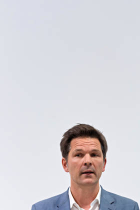 Berlin, 08.10.2026: Steffen Krach (SPD) spricht beim gemeinsamen Pressestatement von Die Linke Berlin, Bündnis 90 Die Grünen Berlin und SPD Berlin nach Abschluss der Vorgespräche im Foyer des Hauses der Statistik. Pressestatement von Linke, Grünen und SPD in Berlin
