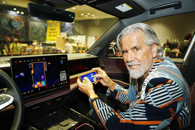 October 8, 2026, New York, New York, USA: Video game designer and Tetris co-founder HENK ROGERS at 2026 New York Comic Con at the Javits Center on October 8, 2026 in New York. HENK ROGERS is on had to welcome the next evolution of Tetris as it moves into the dashboard of a 2027 Volkswagen Atlas. Volkswagen is bringing Tetris to its vehicles through AirConsole, an in car gaming platform that turns the vehicle s infotainment screen into a gaming display, with smartphones serving as the controllers. The games are designed to be played while the vehicle is parked, creating a new kind of entertainment experience inside the car. New York USA - ZUMAb148 20261008_zap_b148_001 Copyright: xBryanxSmithx
