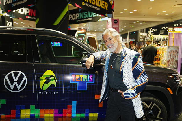 October 8, 2026, New York, New York, USA: Video game designer and Tetris co-founder HENK ROGERS at 2026 New York Comic Con at the Javits Center on October 8, 2026 in New York. HENK ROGERS is on had to welcome the next evolution of Tetris as it moves into the dashboard of a 2027 Volkswagen Atlas. Volkswagen is bringing Tetris to its vehicles through AirConsole, an in car gaming platform that turns the vehicle s infotainment screen into a gaming display, with smartphones serving as the controllers. The games are designed to be played while the vehicle is parked, creating a new kind of entertainment experience inside the car. New York USA - ZUMAb148 20261008_zap_b148_013 Copyright: xBryanxSmithx