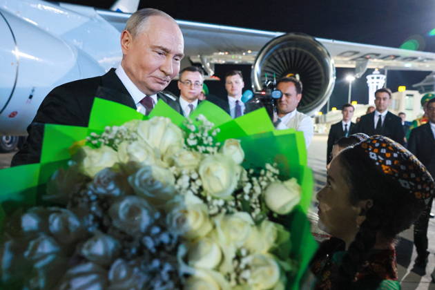 TURKMENISTAN, BALKAN PROVINCE - OCTOBER 8, 2026: Vladimir Putin, President of Russia, accepts flowers during a ceremony to welcome his arrival ahead of a meeting of the CIS (Commonwealth of Independent States) Council of Heads of State in Turkmenbasy Turkmenistan - ZUMAt113 20261008_zaa_t113_531 Copyright: xVladimirxSmirnovx