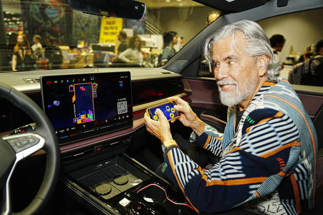 October 8, 2026, New York, New York, USA: Video game designer and Tetris co-founder HENK ROGERS at 2026 New York Comic Con at the Javits Center on October 8, 2026 in New York. HENK ROGERS is on had to welcome the next evolution of Tetris as it moves into the dashboard of a 2027 Volkswagen Atlas. Volkswagen is bringing Tetris to its vehicles through AirConsole, an in car gaming platform that turns the vehicle s infotainment screen into a gaming display, with smartphones serving as the controllers. The games are designed to be played while the vehicle is parked, creating a new kind of entertainment experience inside the car. New York USA - ZUMAb148 20261008_zap_b148_020 Copyright: xBryanxSmithx
