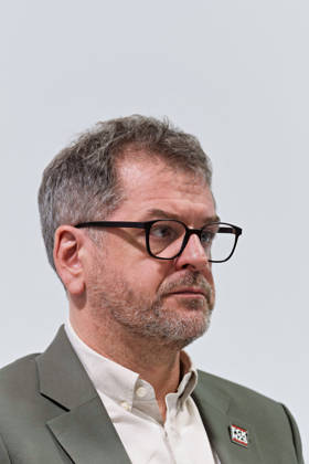 Berlin, 08.10.2026: Werner Graf (Bündnis 90 Die Grünen) blickt beim gemeinsamen Pressestatement von Die Linke Berlin, Bündnis 90 Die Grünen Berlin und SPD Berlin nach Abschluss der Vorgespräche im Foyer des Hauses der Statistik zur Seite. Pressestatement von Linke, Grünen und SPD in Berlin