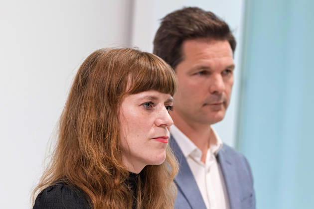 Berlin, 08.10.2026: Kerstin Wolter-Ehling (Die Linke, vorn) und Steffen Krach (SPD) stehen beim gemeinsamen Pressestatement nach Abschluss der Vorgespräche ihrer Parteien im Foyer des Hauses der Statistik nebeneinander. Pressestatement von Linke, Grünen und SPD in Berlin