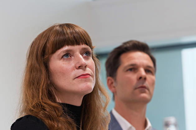 Berlin, 08.10.2026: Kerstin Wolter-Ehling (Die Linke, vorn) und Steffen Krach (SPD) stehen beim gemeinsamen Pressestatement nach Abschluss der Vorgespräche ihrer Parteien im Foyer des Hauses der Statistik nebeneinander. Pressestatement von Linke, Grünen und SPD in Berlin