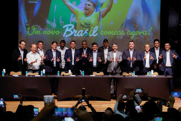 BRASiLIA, DF - 08.10.2026: FLaVIO MEETS WITH POLITICIANS FROM THE PL - Presidential candidate Flavio Bolsonaro meets with PL deputies and governors elected this Thursday (October 8th) at the Brasil 21 building. x3026706x JoaoxPedroxCarvalho