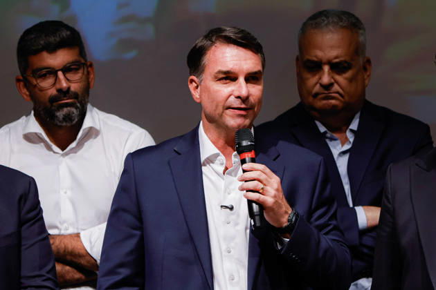 BRASiLIA, DF - 08.10.2026: FLaVIO MEETS WITH POLITICIANS FROM THE PL - Presidential candidate Flavio Bolsonaro meets with PL deputies and governors elected this Thursday (October 8th) at the Brasil 21 building. x3026714x JoaoxPedroxCarvalho