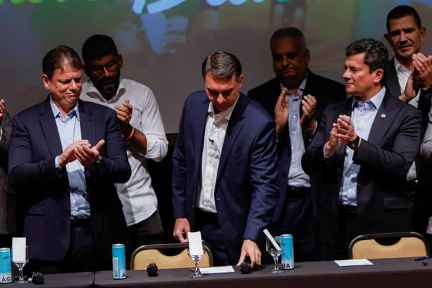 BRASiLIA, DF - 08.10.2026: FLaVIO MEETS WITH POLITICIANS FROM THE PL - Presidential candidate Flavio Bolsonaro meets with PL deputies and governors elected this Thursday (October 8th) at the Brasil 21 building. x3026716x JoaoxPedroxCarvalho