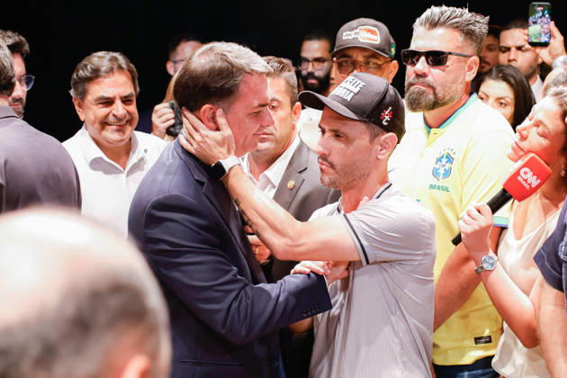 BRASiLIA, DF - 08.10.2026: FLaVIO MEETS WITH POLITICIANS FROM THE PL - Presidential candidate Flavio Bolsonaro meets with PL deputies and governors elected this Thursday (October 8th) at the Brasil 21 building. x3026726x JoaoxPedroxCarvalho