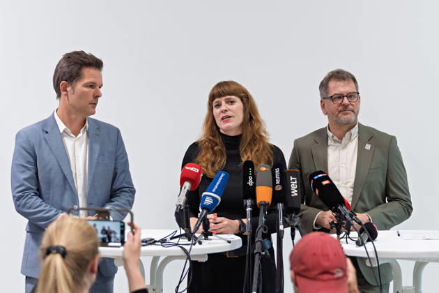 Berlin, 08.10.2026: Kerstin Wolter-Ehling (Die Linke, M.) spricht neben Steffen Krach (SPD, l.) und Werner Graf (Bündnis 90 Die Grünen, r.) beim gemeinsamen Pressestatement nach Abschluss der Vorgespräche ihrer Parteien im Foyer des Hauses der Statistik. Pressestatement von Linke, Grünen und SPD in Berlin