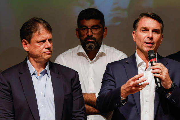 BRASiLIA, DF - 08.10.2026: FLaVIO MEETS WITH POLITICIANS FROM THE PL - Presidential candidate Flavio Bolsonaro meets with PL deputies and governors elected this Thursday (October 8th) at the Brasil 21 building. x3026730x JoaoxPedroxCarvalho