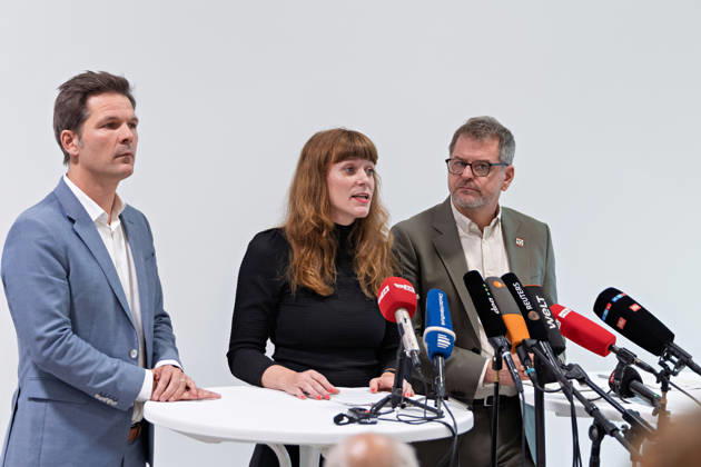 Berlin, 08.10.2026: Kerstin Wolter-Ehling (Die Linke, M.) spricht neben Steffen Krach (SPD, l.) und Werner Graf (Bündnis 90 Die Grünen, r.) beim gemeinsamen Pressestatement nach Abschluss der Vorgespräche ihrer Parteien im Foyer des Hauses der Statistik. Pressestatement von Linke, Grünen und SPD in Berlin