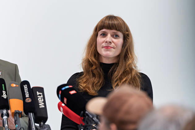 Berlin, 08.10.2026: Kerstin Wolter-Ehling (Die Linke) hört beim gemeinsamen Pressestatement von Die Linke Berlin, Bündnis 90 Die Grünen Berlin und SPD Berlin nach Abschluss der Vorgespräche im Foyer des Hauses der Statistik zu. Pressestatement von Linke, Grünen und SPD in Berlin